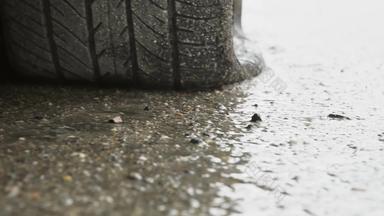 平轮胎一边路多雨的一天